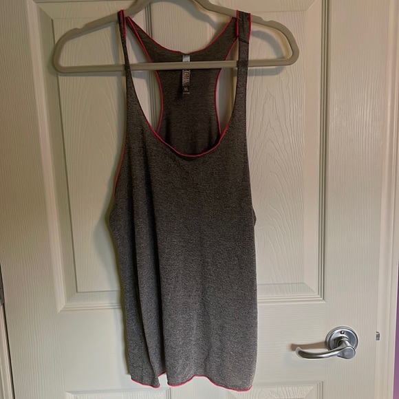 Workout tank - Picture 1 of 3